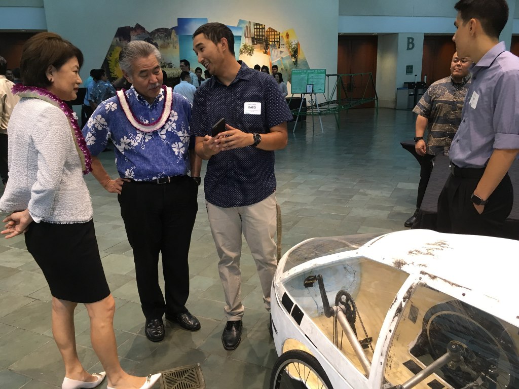 Above: Hawaii Governor David Ige meets with students at the University of Hawaii College of Engineering banquet.Image Credit: State of Hawaii/Flickr